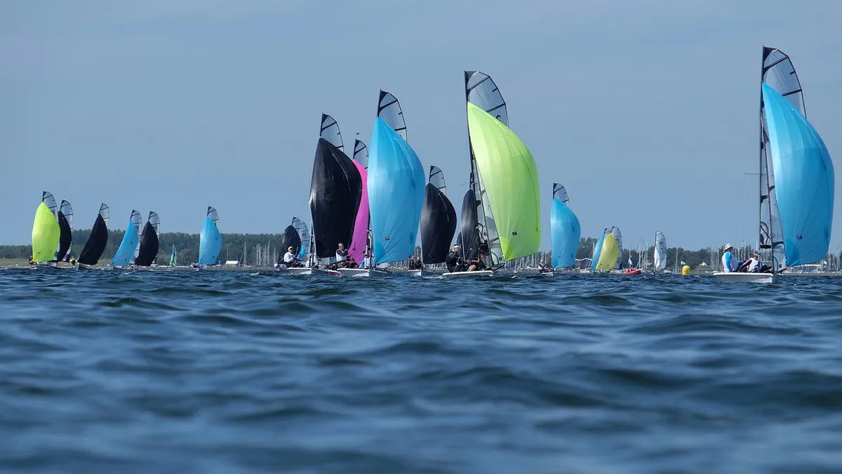 RS Sailing RS500: Segelregatta mit Segelbooten auf dem Meer