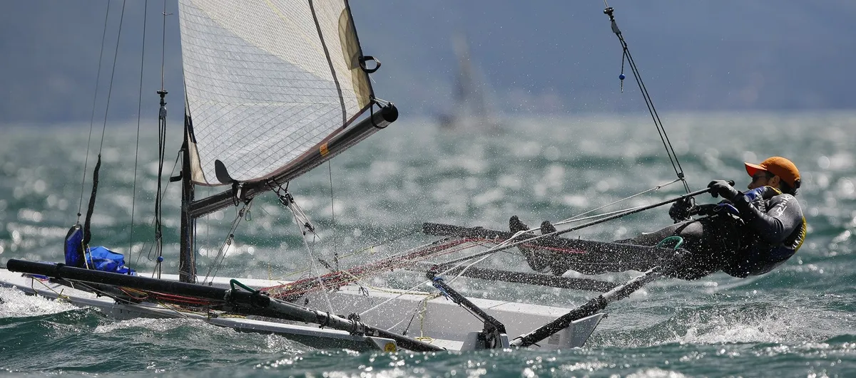 RS Sailing RS700: Segelboot mit Personen an Bord auf dem Meer