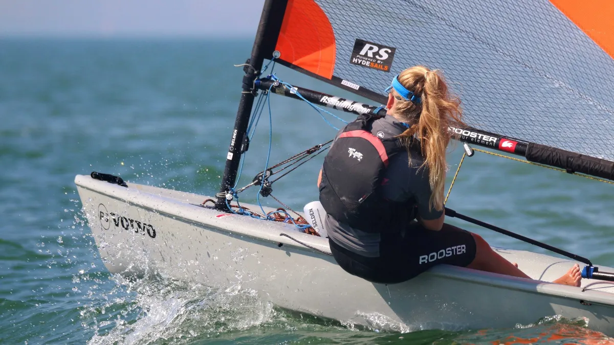 RS Sailing Tera: Segelboot mit einem Segler auf dem Meer