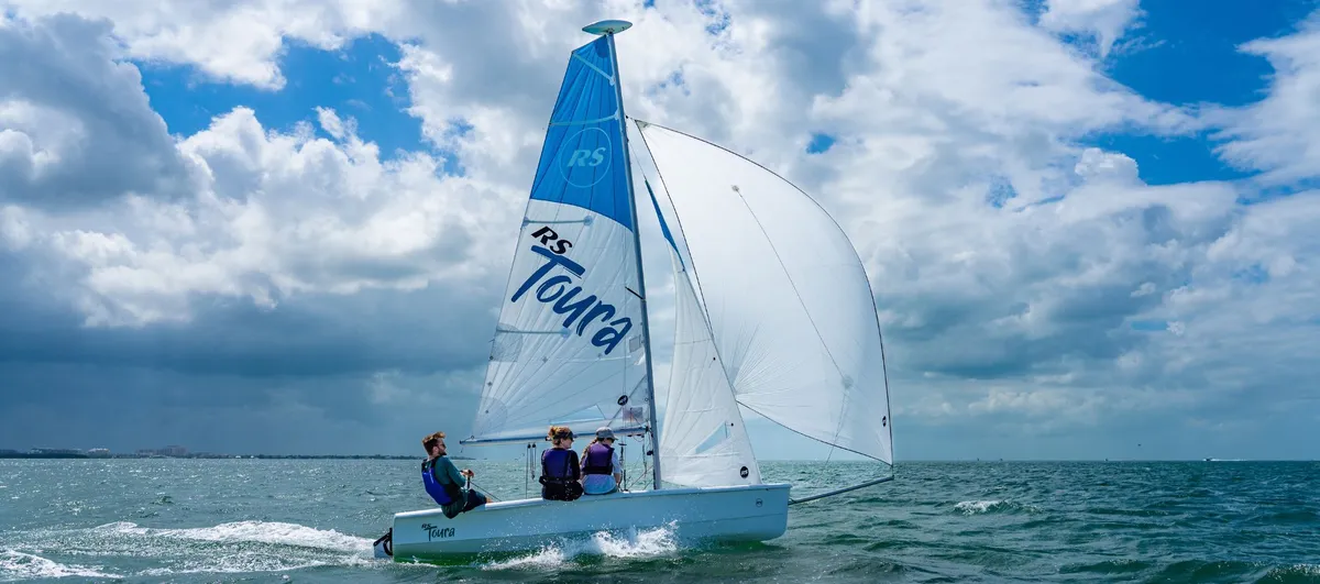RS Sailing Toura: Segelboot auf dem Meer