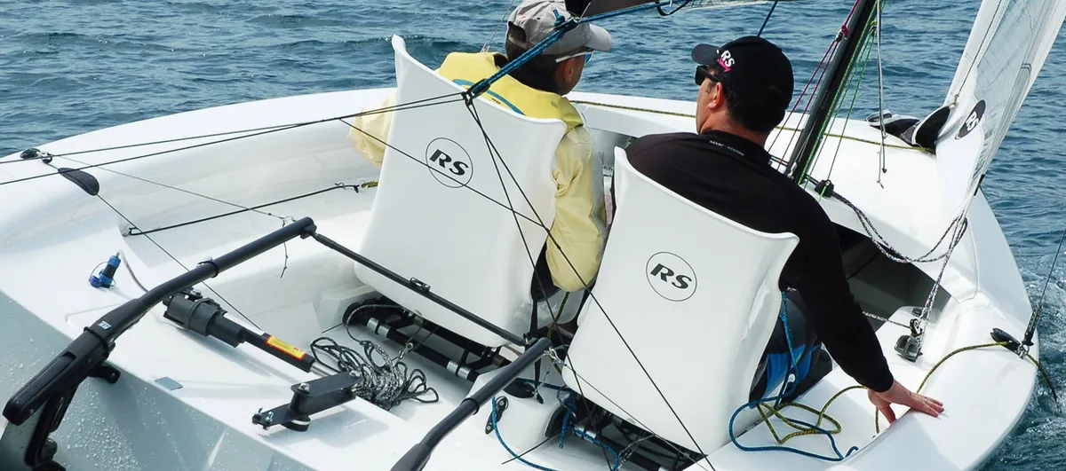 RS Sailing Venture Connect: Zwei Männer, die auf einem Segelboot segeln