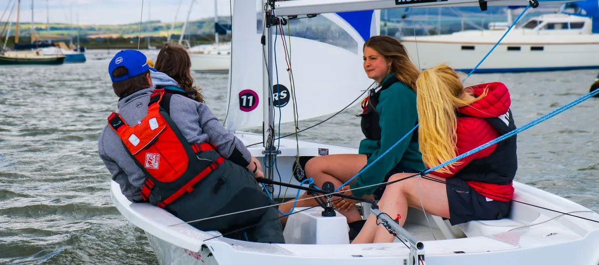 RS Sailing Venture: People sailing on a sailing boat