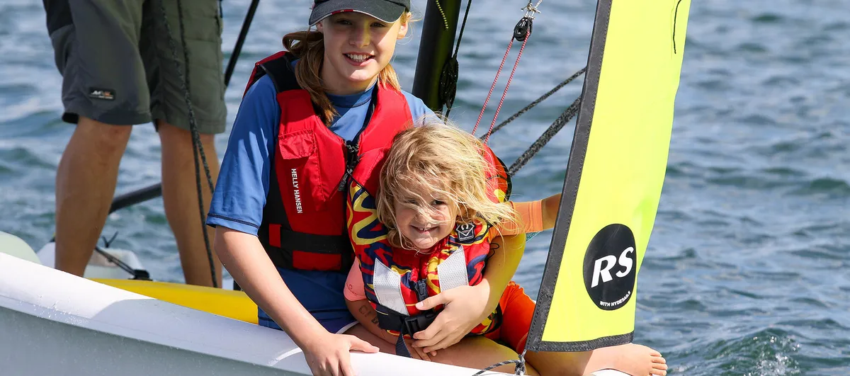 RS Sailing Zest: Des enfants portant des gilets de sauvetage sur un voilier