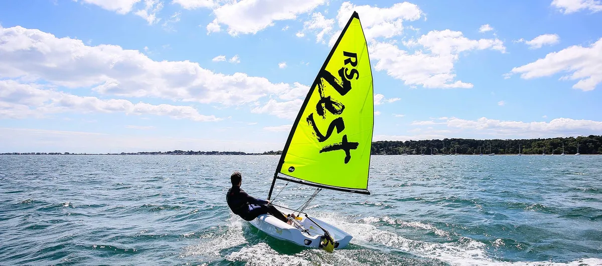 RS Sailing Zest: Segelboot auf dem Meer
