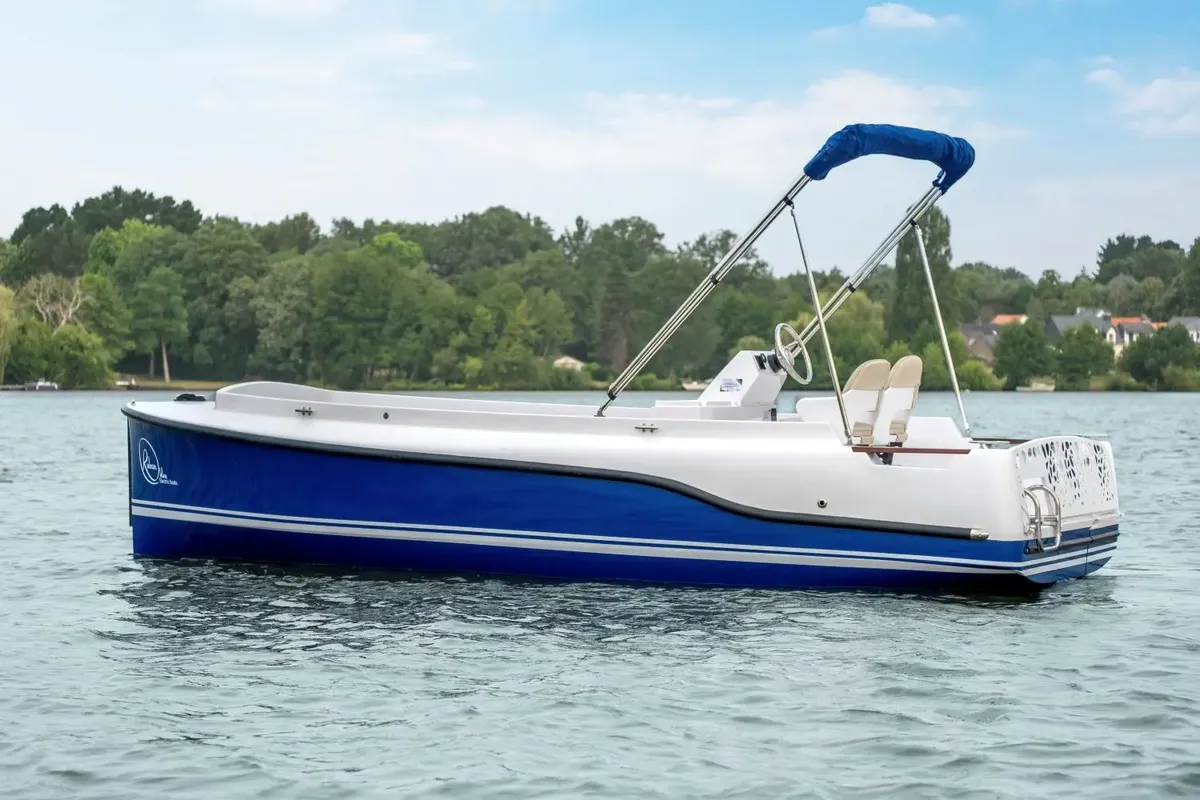 Ruban Bleu Legend: Vue de profil d'un bateau sur un lac