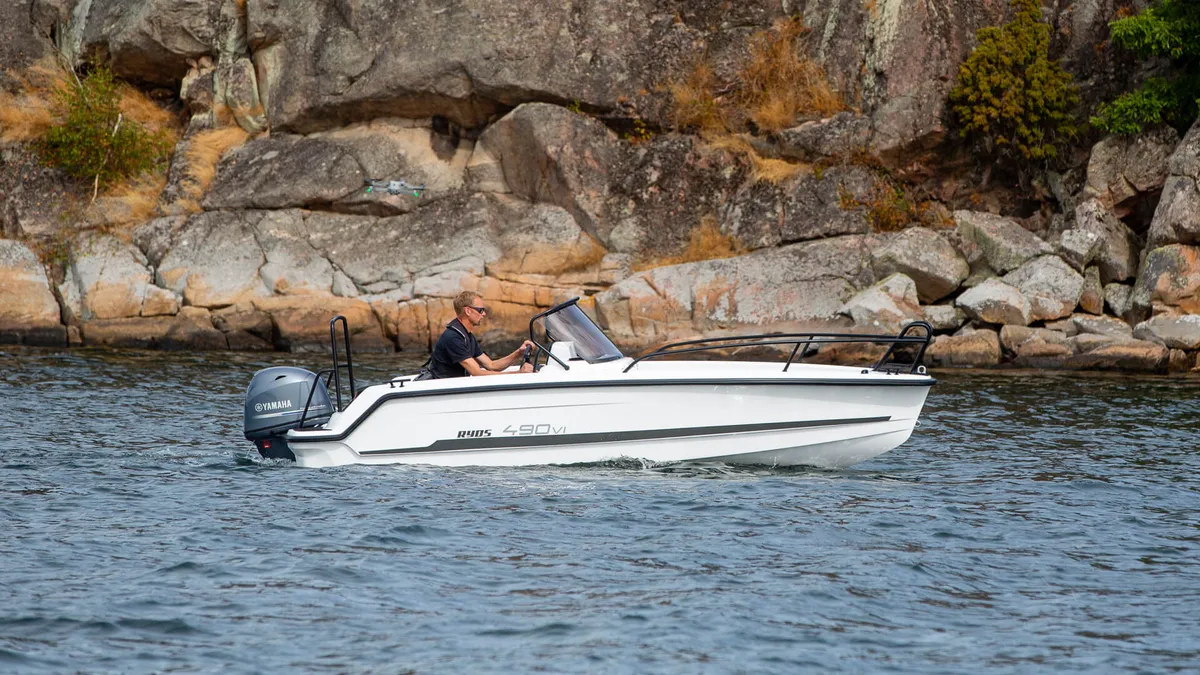 Ryds 490VI Sport: Ein Boot, das an Felsen vorbeifährt