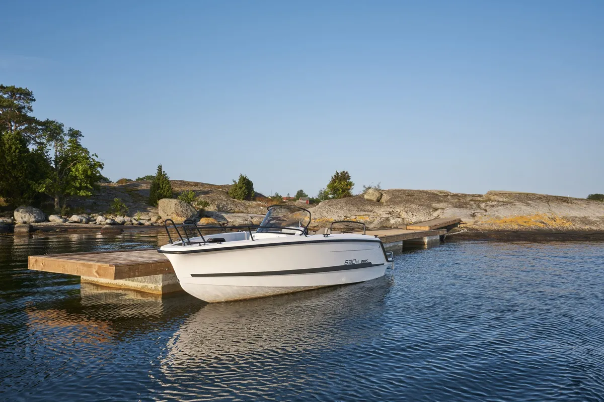Ryds 630VI Mid C: White boat moored at a jetty