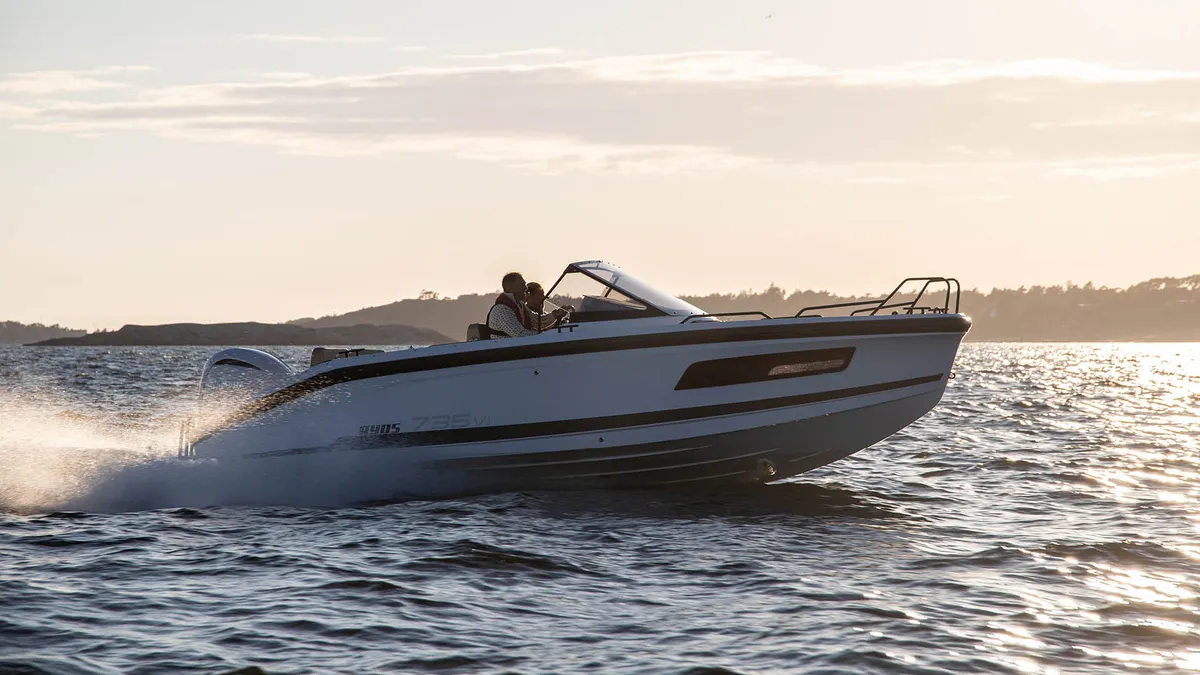 Ryds 735VI Utombordare: Bootsfahrt auf dem Meer bei Sonnenuntergang