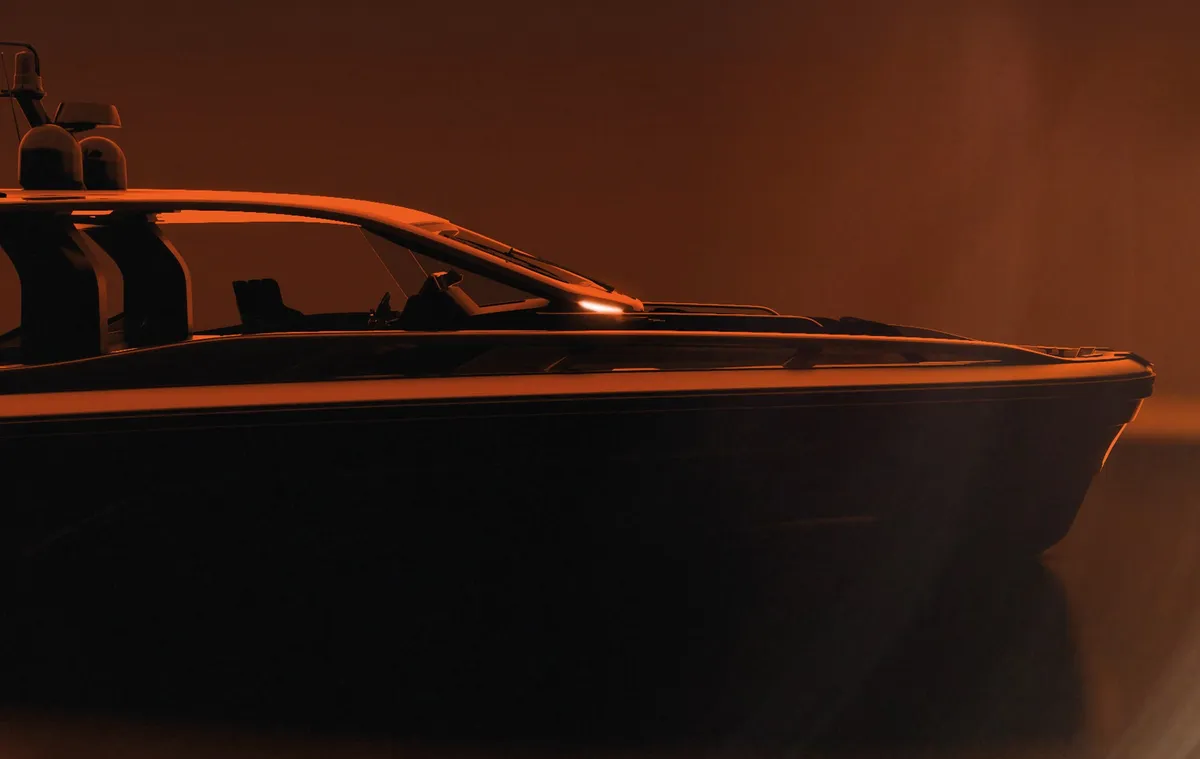 Sacs Marine Hyper 5S: Silhouette of a boat at sunset