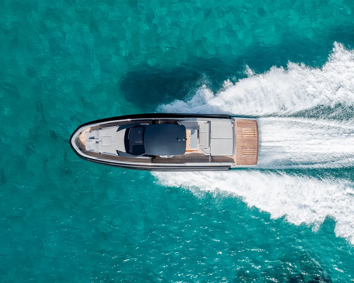 Sacs Marine Rebel 40: Un bateau naviguant en mer, vu d'en haut