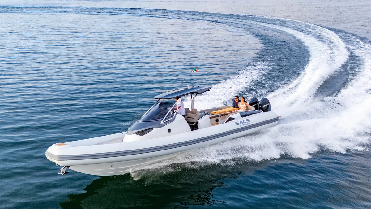 Sacs Marine Strider 11: Boat cruising with a wake
