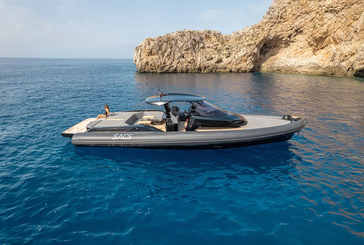 Sacs Marine Strider 15: Boat moored by rocks