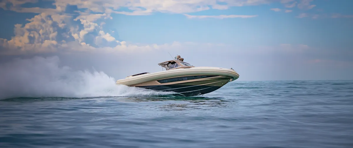 Sacs Marine Strider 19: Speedboat cruising at sea