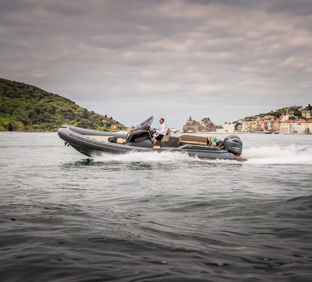 Sacs Marine Strider 900: Boat cruising at sea