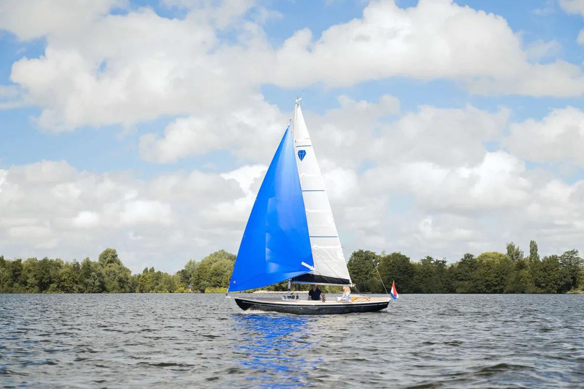 Saffier Yachts SC 6.50 Cruise: Ein Segelboot mit einem blauen Segel auf dem Wasser