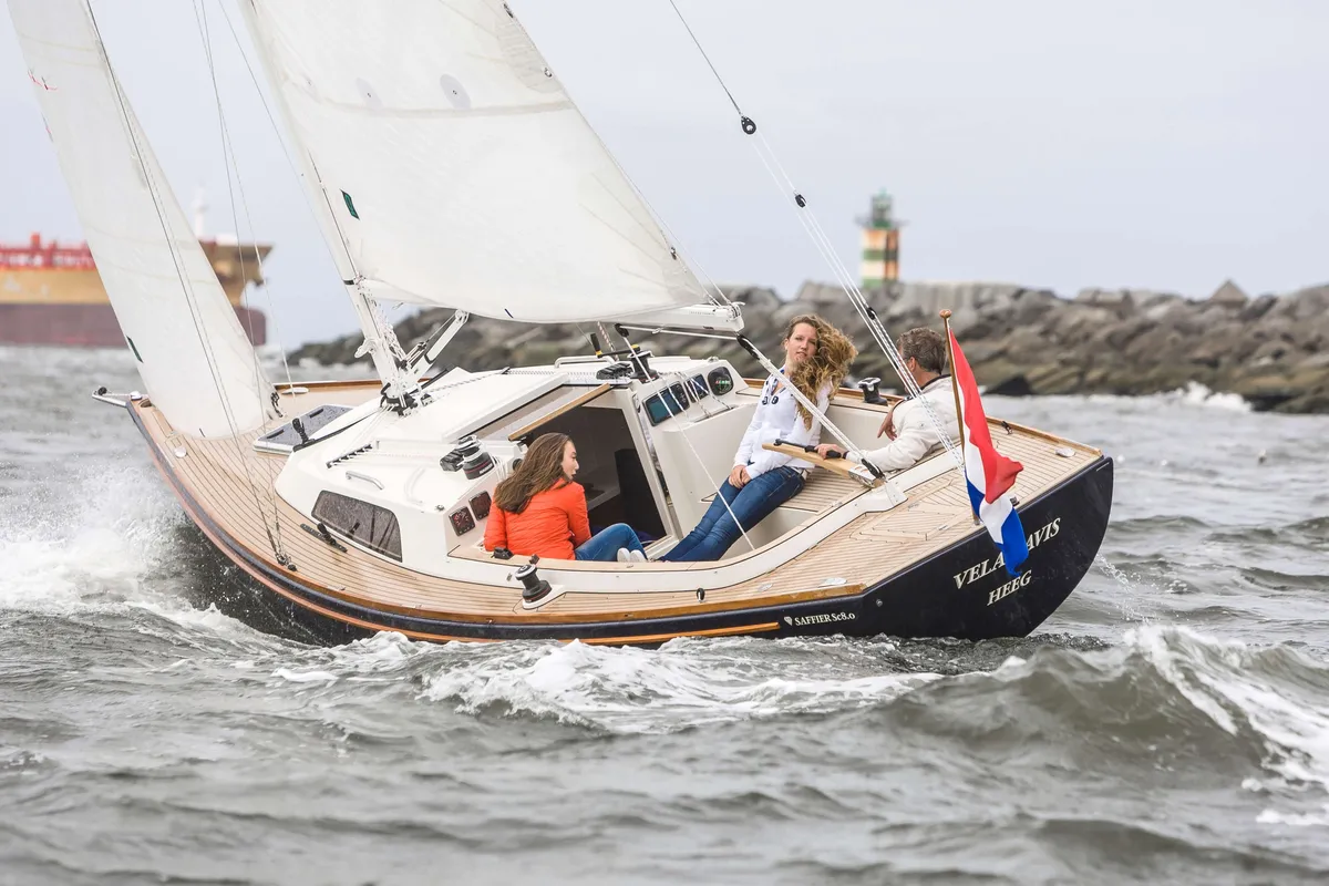 Saffier Yachts SC 8m Cabin: Sailing boat with people on board