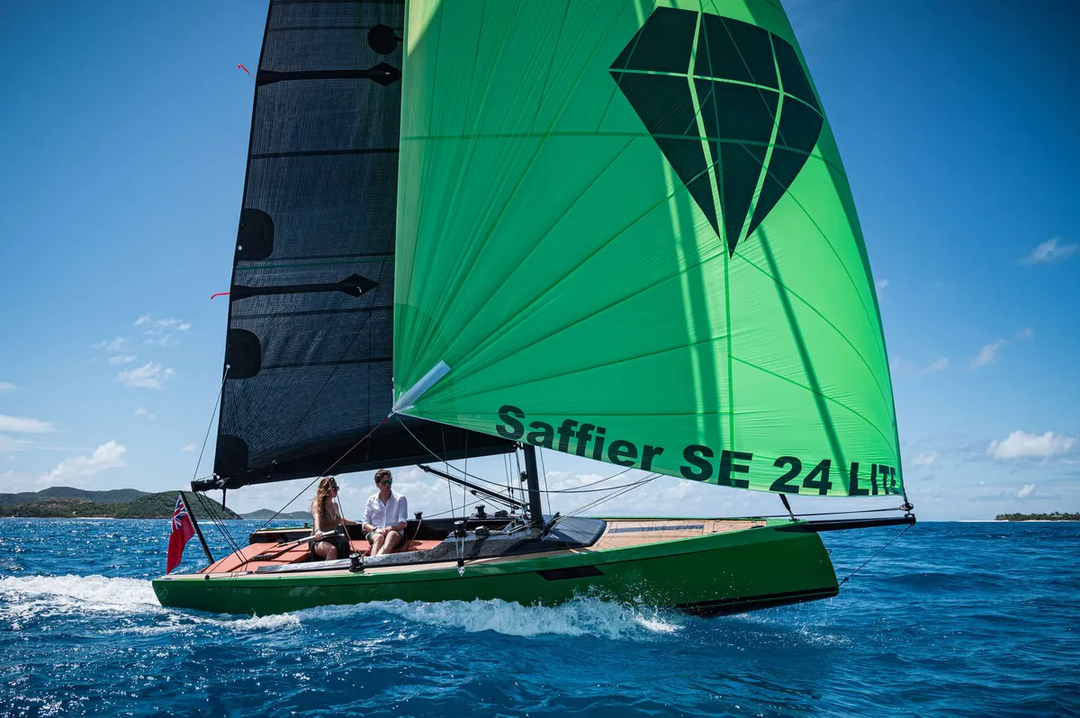 Saffier Yachts SE 24 Lite: A sailing boat with a green spinnaker is sailing