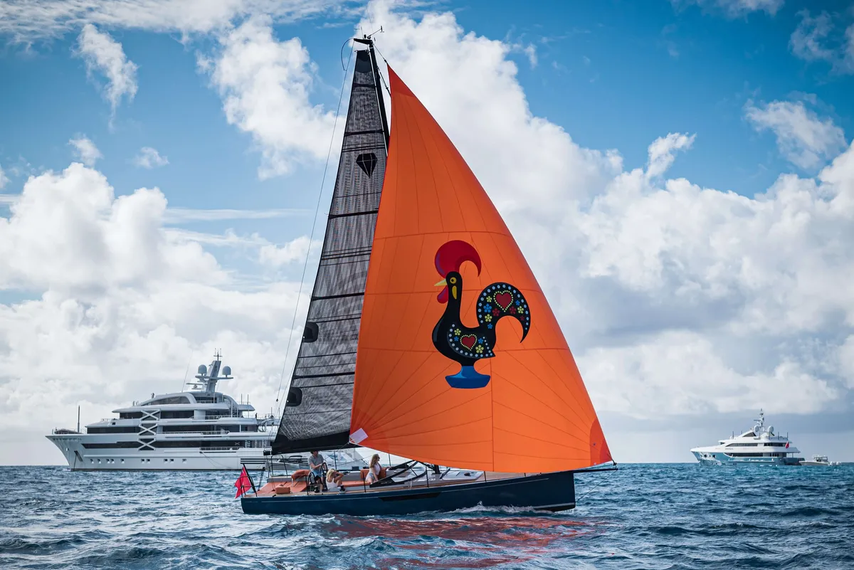 Saffier Yachts SE 33 Life: Segelboot mit einem orangefarbenen Segel auf dem Meer