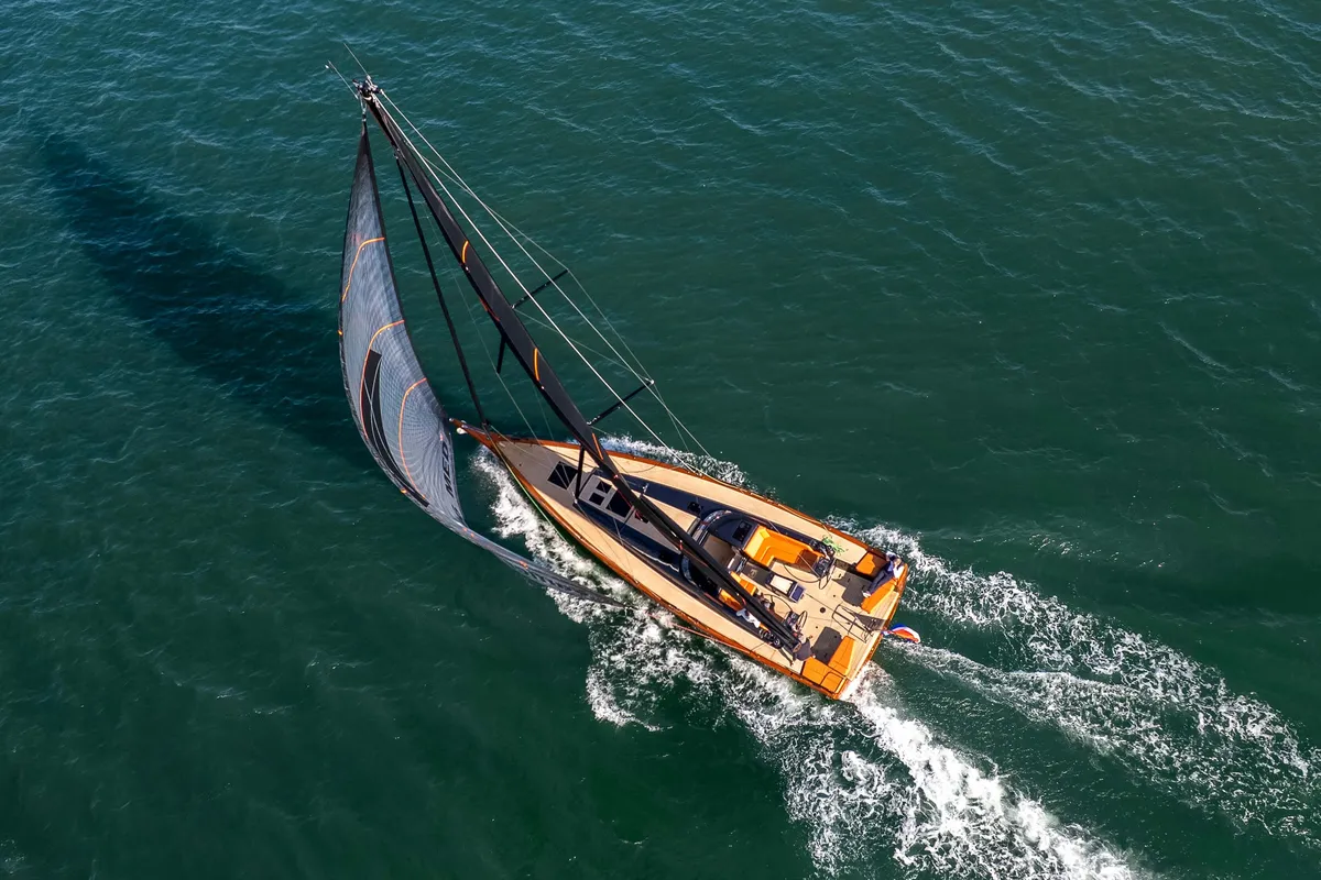 Saffier Yachts SL 46 MED | NORTH: Ein Segelboot auf dem Meer, aus der Luft gesehen