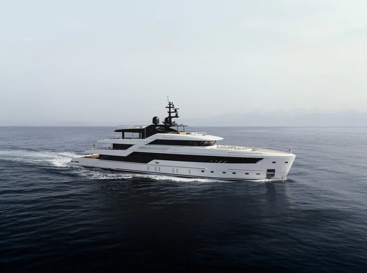 Sanlorenzo 50Steel: Yacht cruising at sea