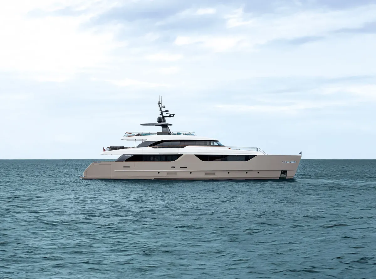 Sanlorenzo SD118: Yacht cruising at sea