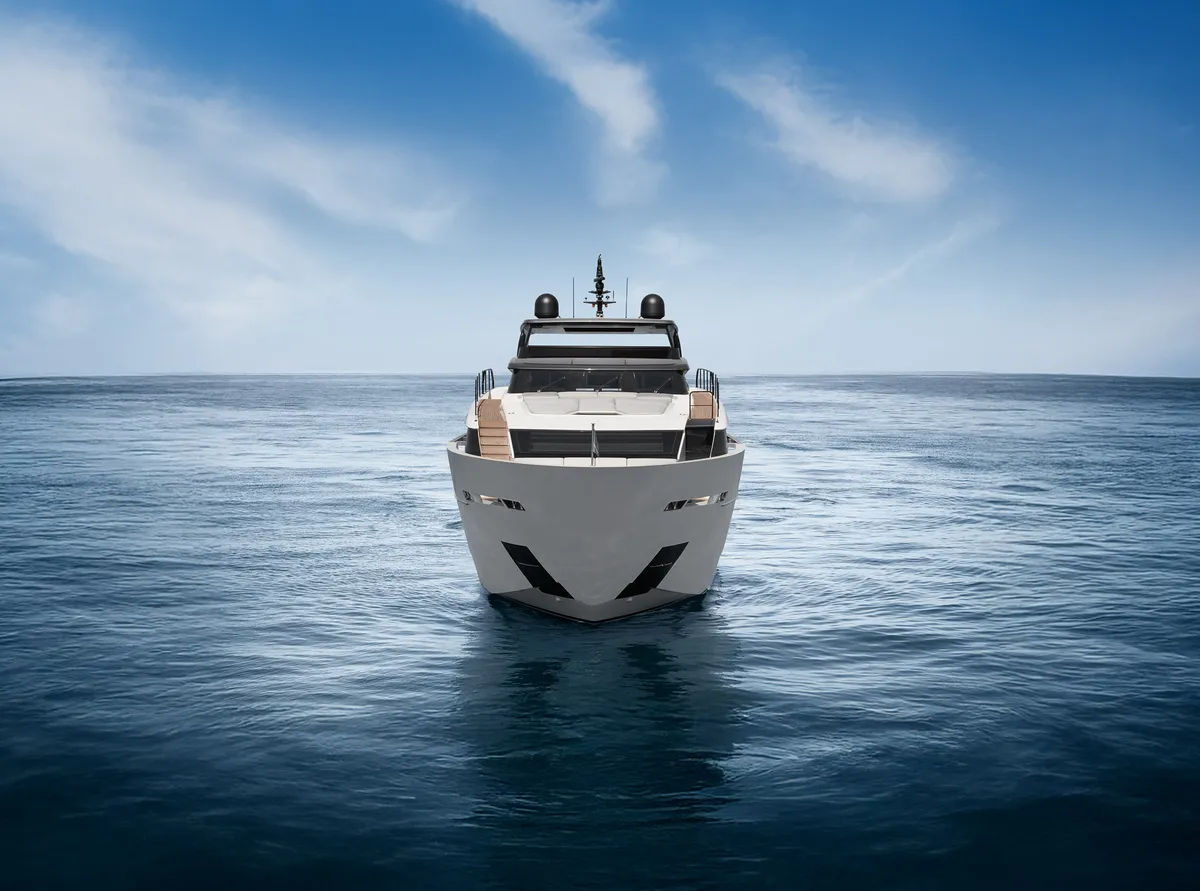 Sanlorenzo SL120A: Boat seen from the front at sea