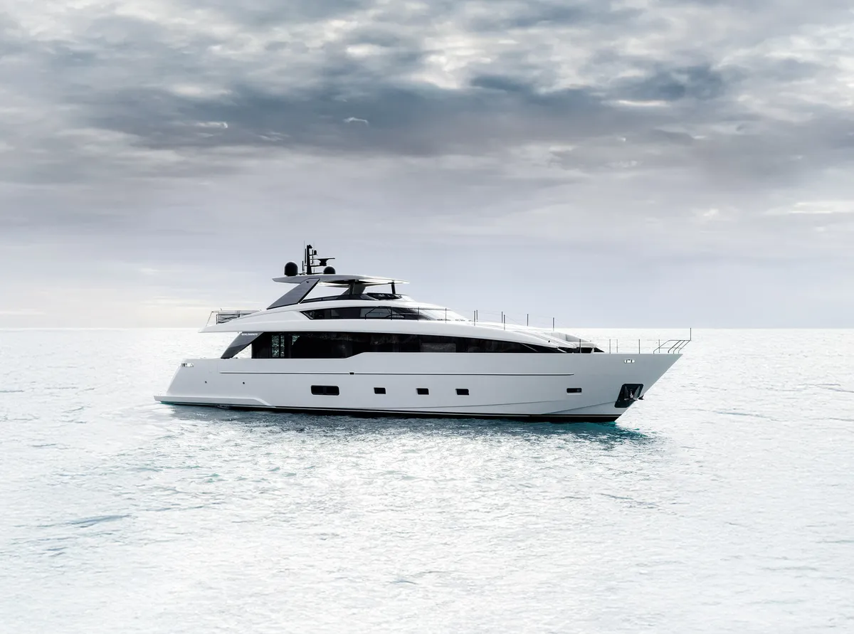 Sanlorenzo SL86A: Yacht cruising at sea