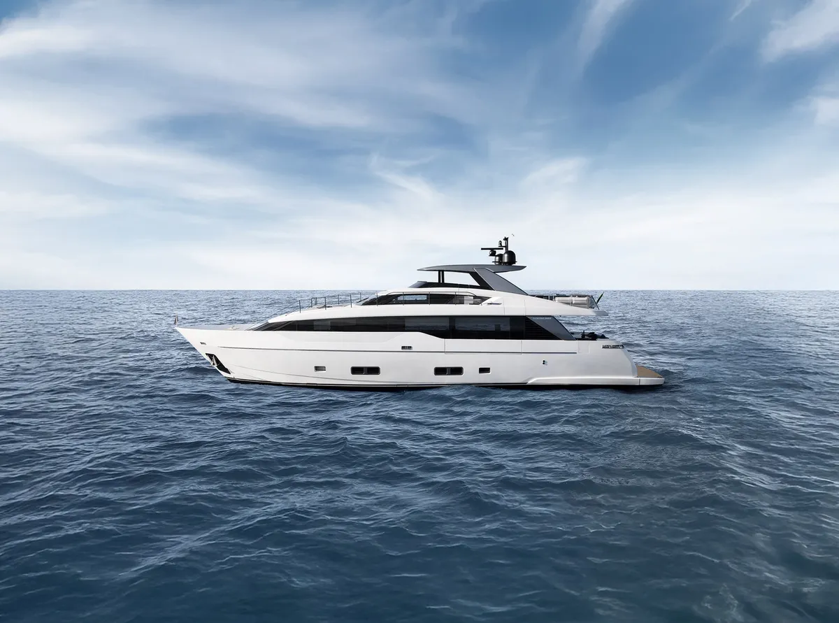 Sanlorenzo SL90A: White yacht cruising at sea