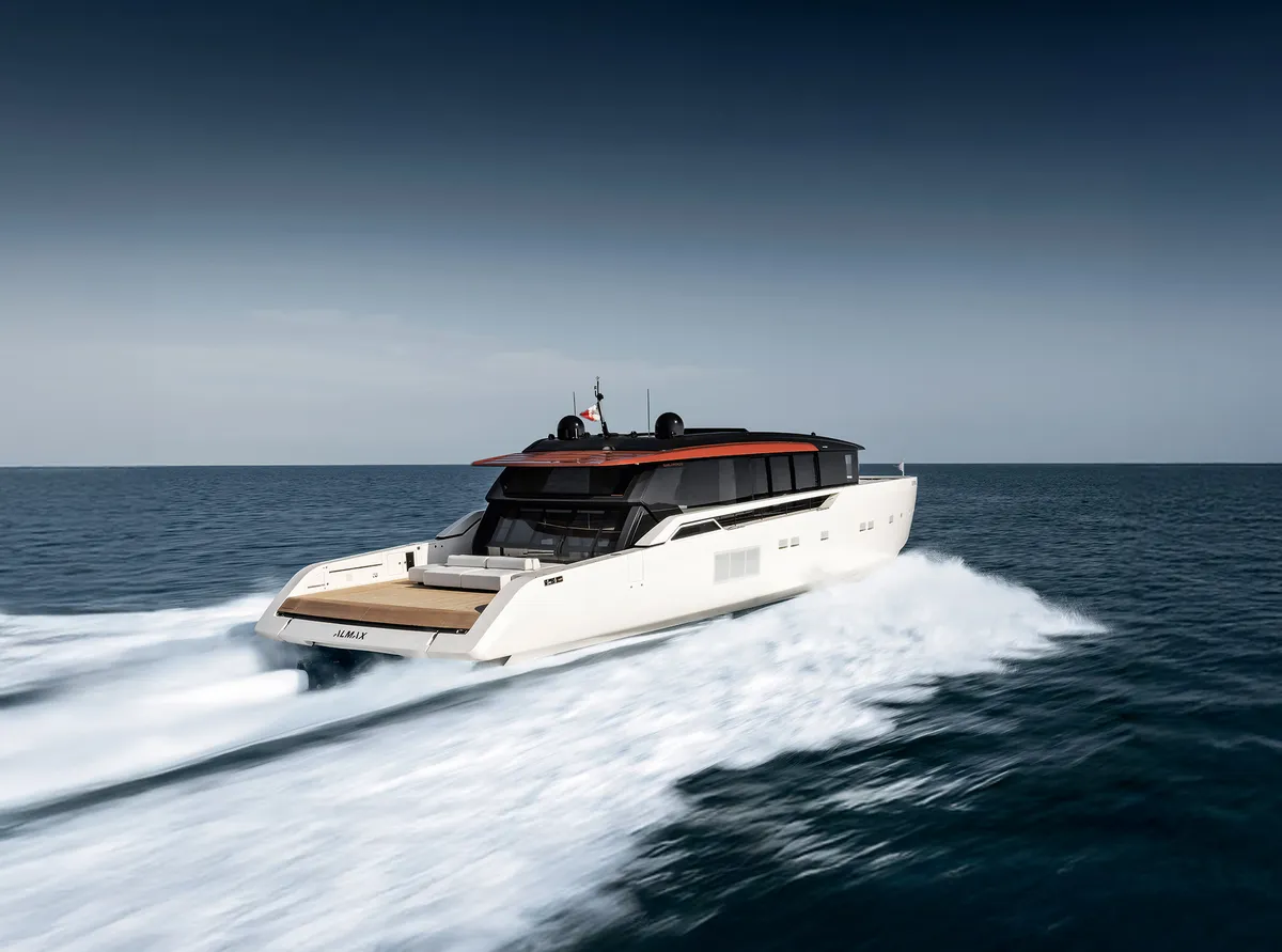 Sanlorenzo SP110: Yacht cruising at sea