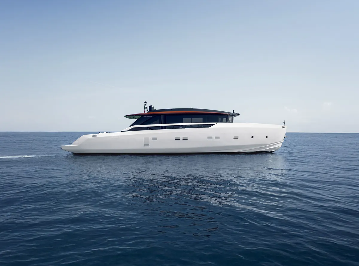 Sanlorenzo SP92: White motor yacht cruising at sea