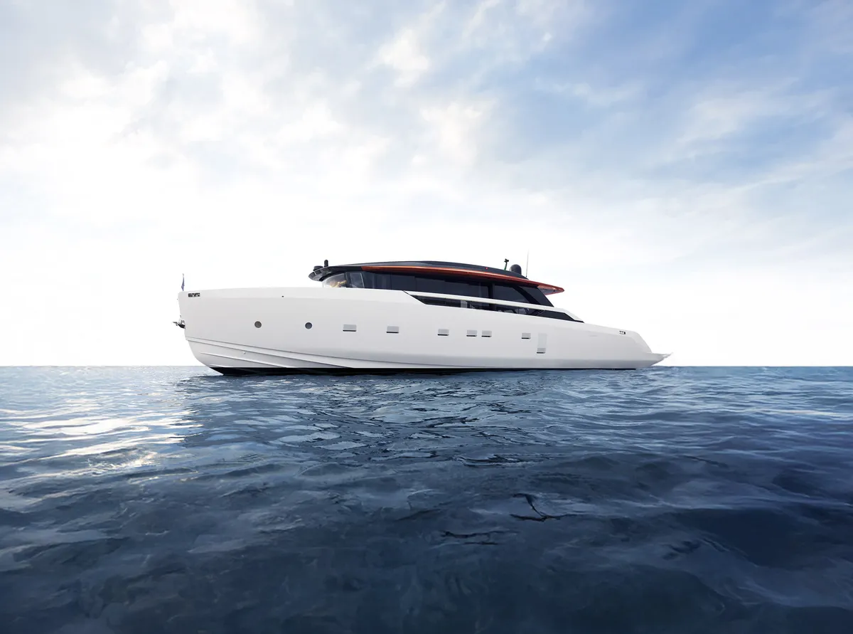 Sanlorenzo SP92: Eine weiße Yacht, die auf dem Meer treibt
