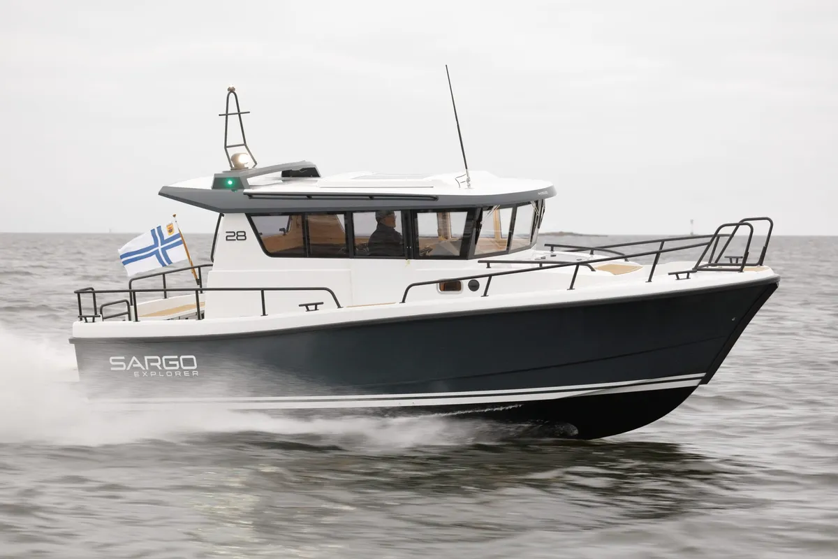 Sargo Boats 28 Explorer: Bootsfahrt auf dem Meer