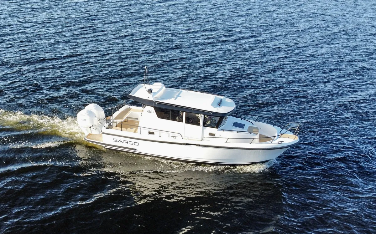 Sargo Boats 28 Outboard: Boat cruising on water