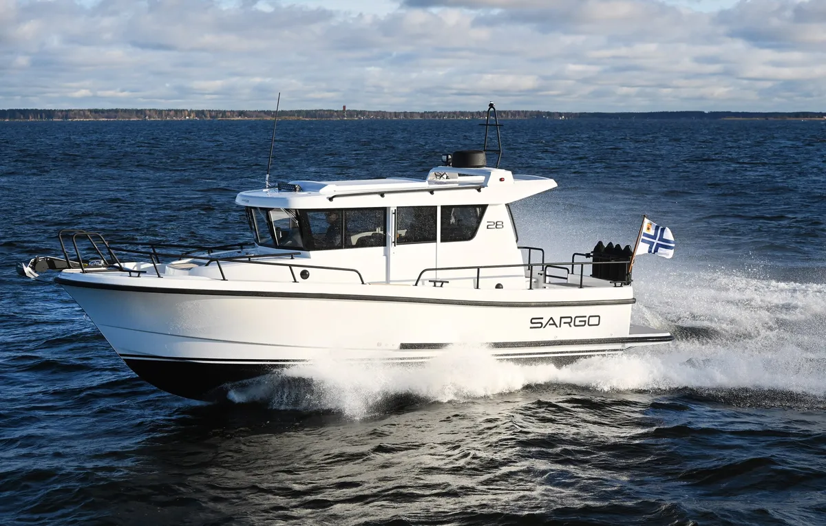 Sargo Boats 28: Boat cruising at sea
