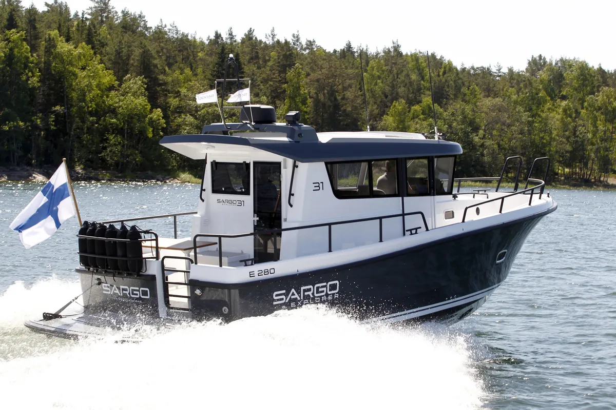 Sargo Boats 31 Explorer: Boat cruising on water