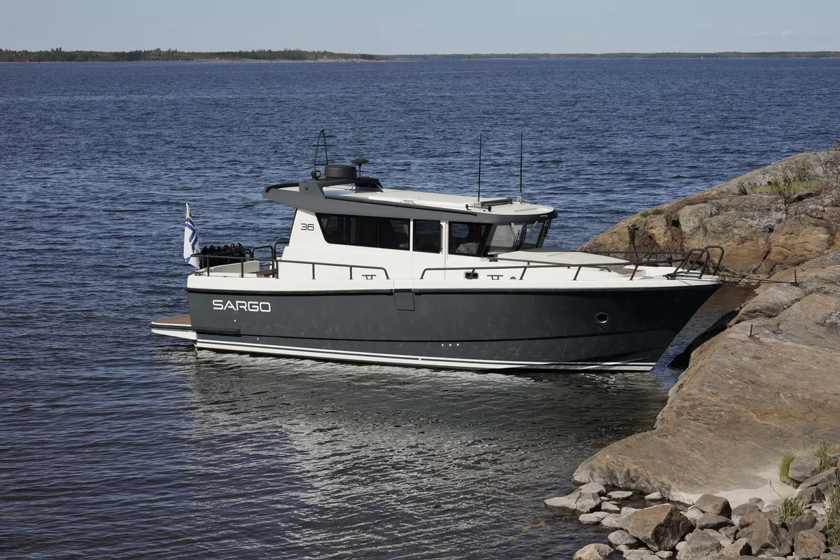 Sargo Boats 36 Explorer: Boat moored by rocks
