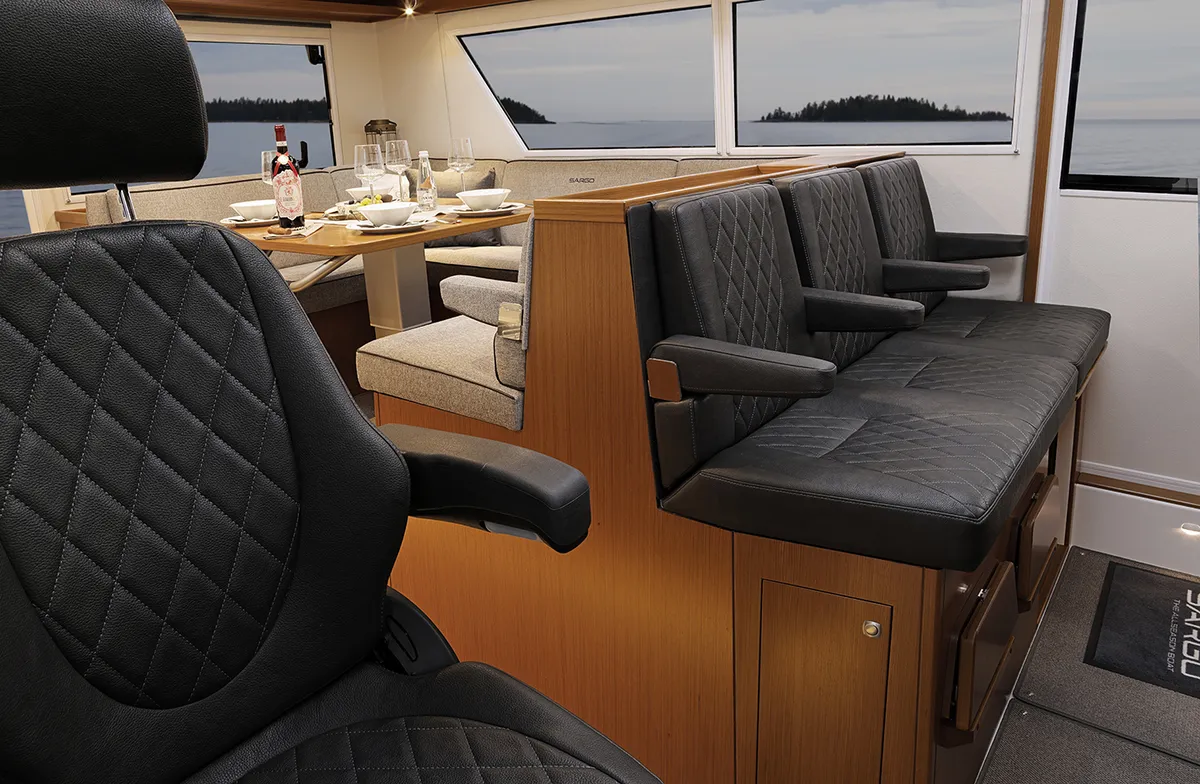 Sargo Boats 45 Explorer: Kabine mit Ledersitzbänken und Esstisch