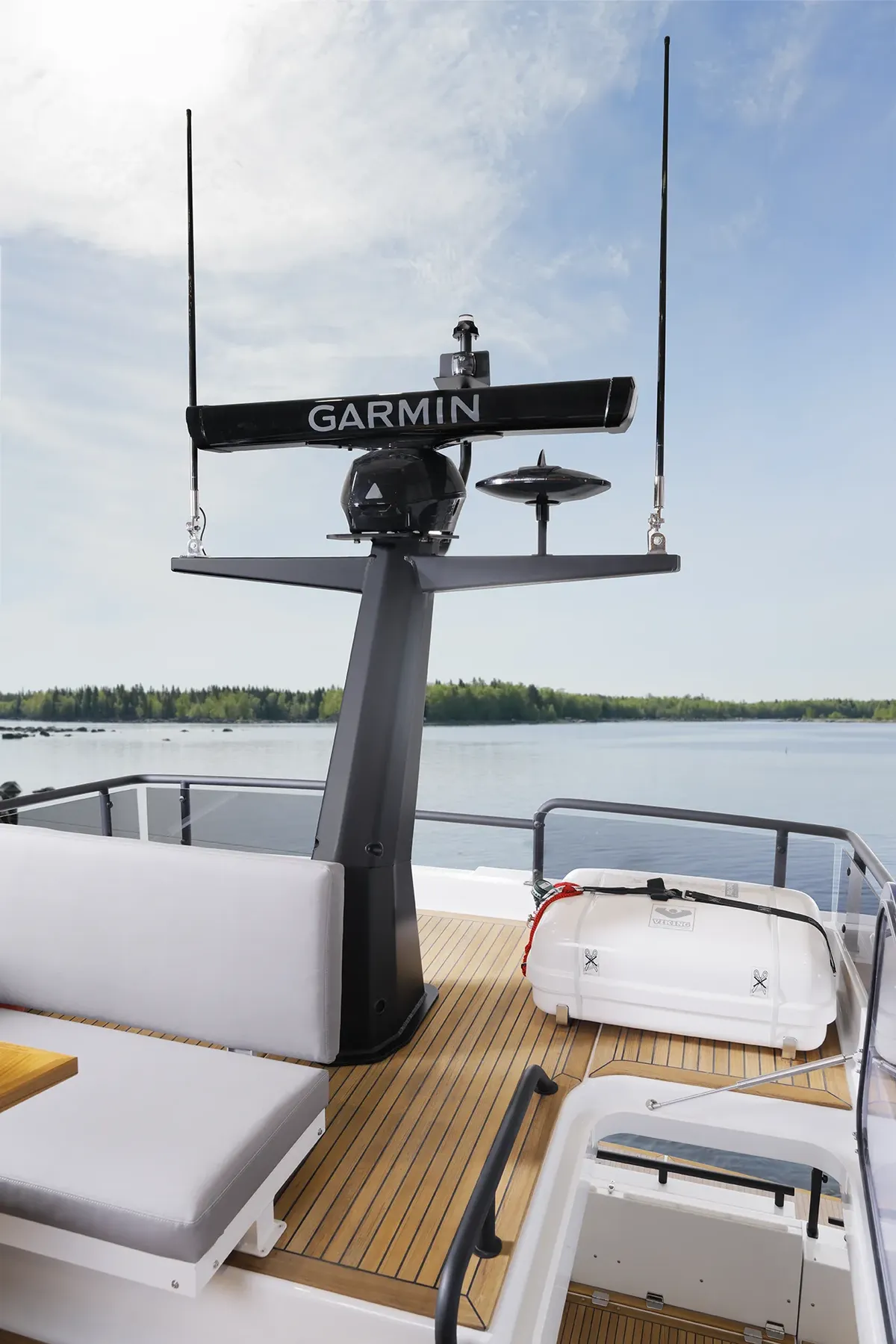 Sargo Boats 45 Fly: Radar mast with deck bench
