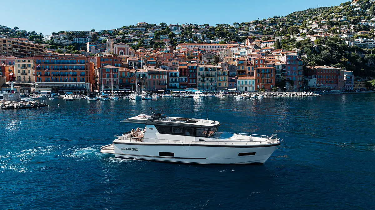 Sargo Boats 45: Promenade en bateau au large d'un village côtier