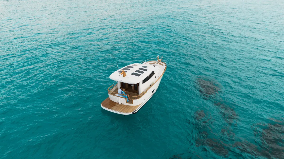 Sasga Yachts Menorquin 35 HT: Ein Boot auf dem Meer mit einem Paar