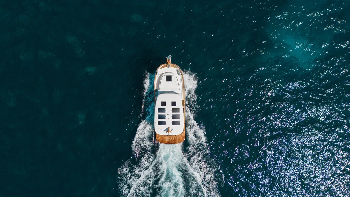 Sasga Yachts Menorquin 35 HT: Une croisière en bateau, vue d'en haut