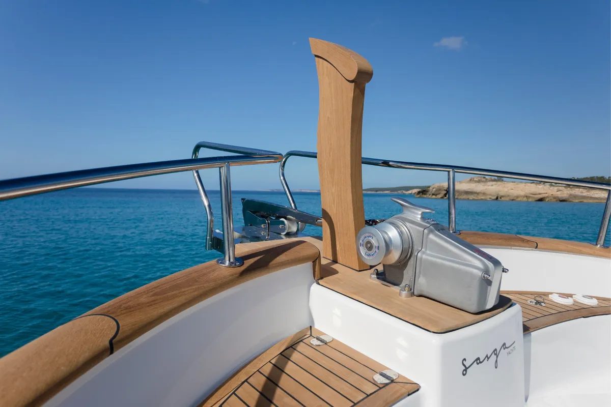 Sasga Yachts Menorquin 42 FB: Bow with windlass and teak
