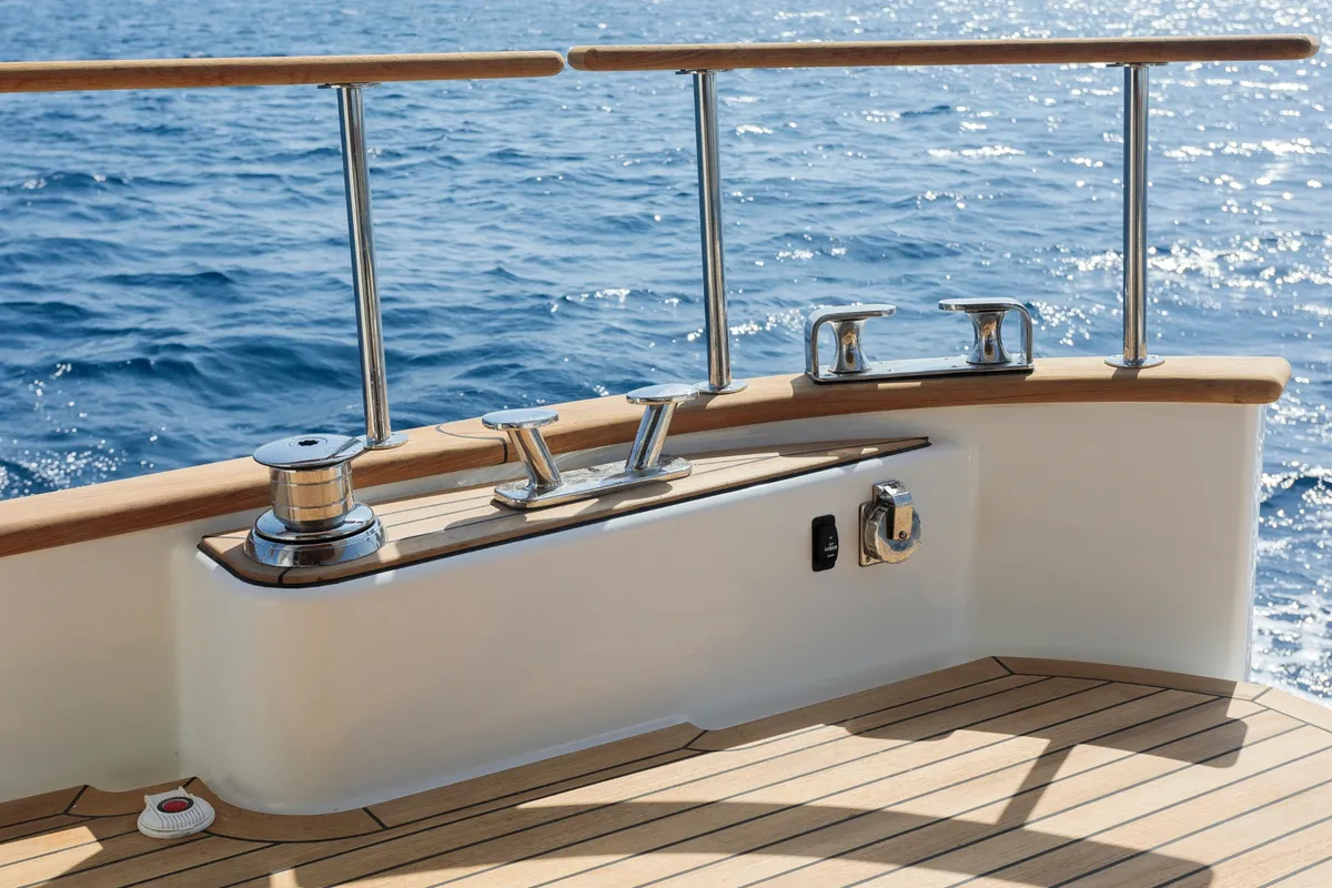 Sasga Yachts Menorquin 48 HT: Boat with teak-railed deck