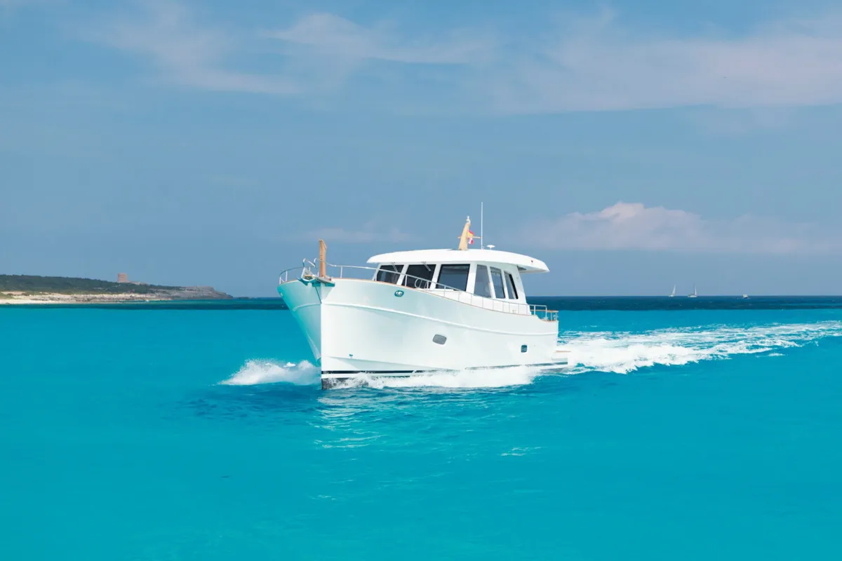 Sasga Yachts Menorquin 55 HT: A white motorboat cruising at sea