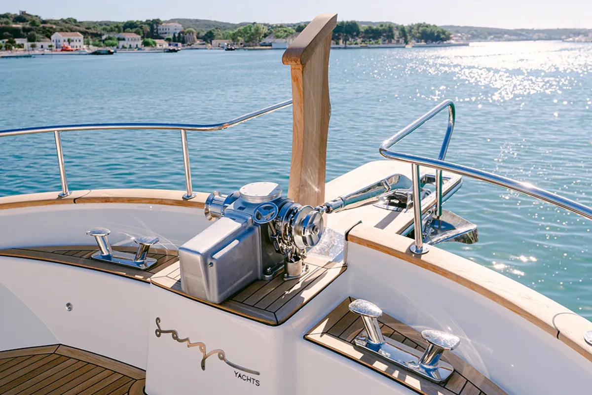Sasga Yachts Menorquin 68 FB: Proue avec treuil et rambarde