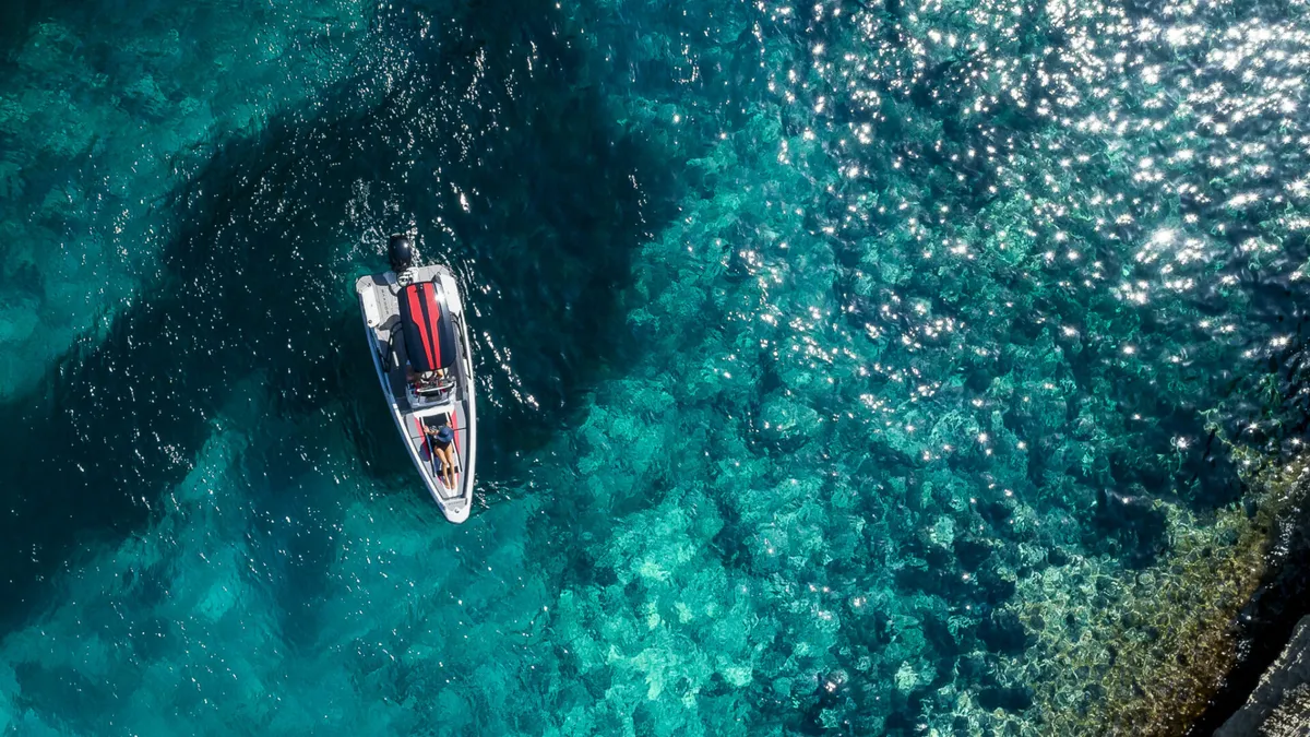 Saxdor Yachts 200: Ein Boot, von oben auf dem Meer gesehen