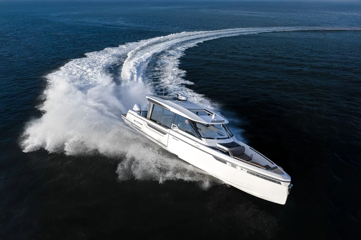 Saxdor Yachts 400 GTC: Boat cruising with a large bow wave