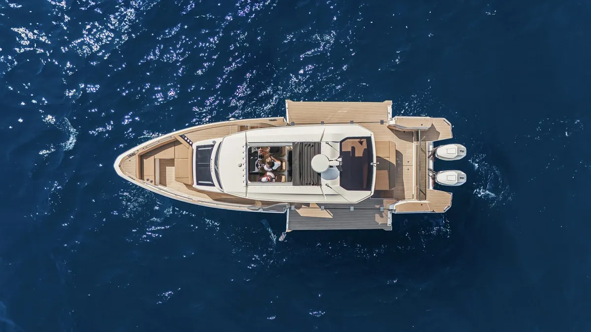 Saxdor Yachts 400 GTS: Boat photographed from above