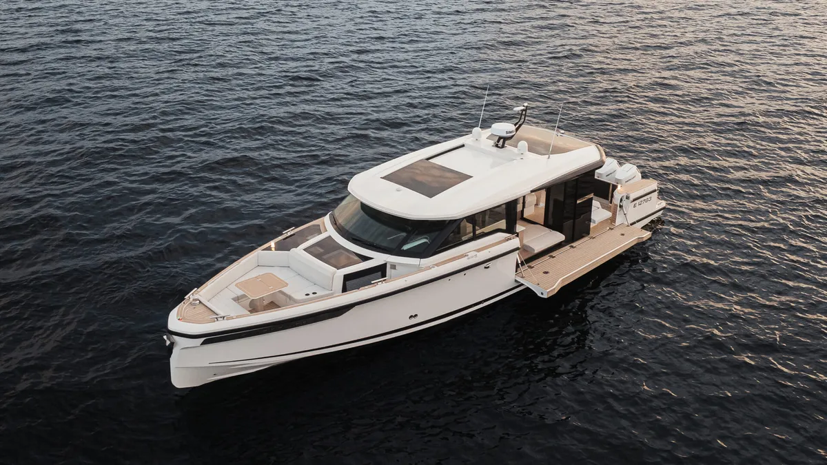 Saxdor Yachts 460 GTC: Boat seen from above on the water