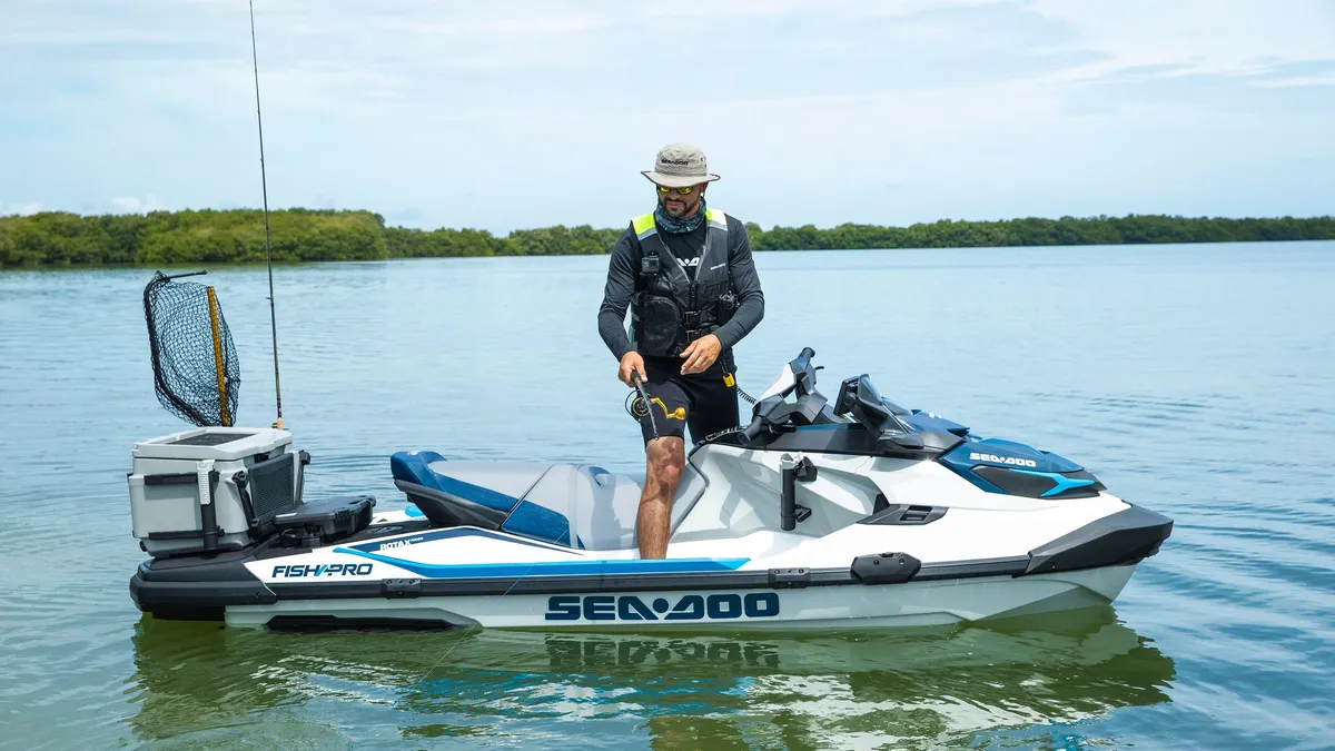 Sea-Doo FishPro Sport 170: Ein Mann, der von einem Jetski aus angelt